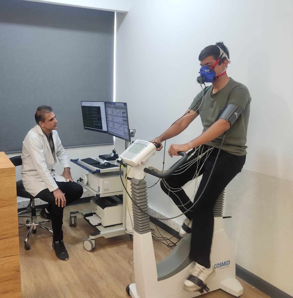 بیمار قلبی ریوی در مرکز سنجش قلبی و ریوی اصفهان تست CPET را انجام می‌دهد